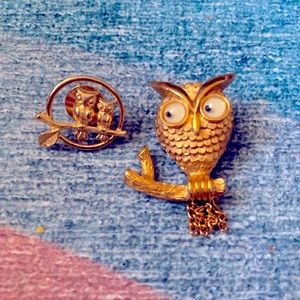 Vintage gold tone owl pin brooch set with chain tail and moving googly eyes